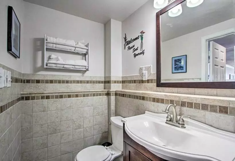 Convenient Burien Getaway: 12 Mi To Dtwn Sea!