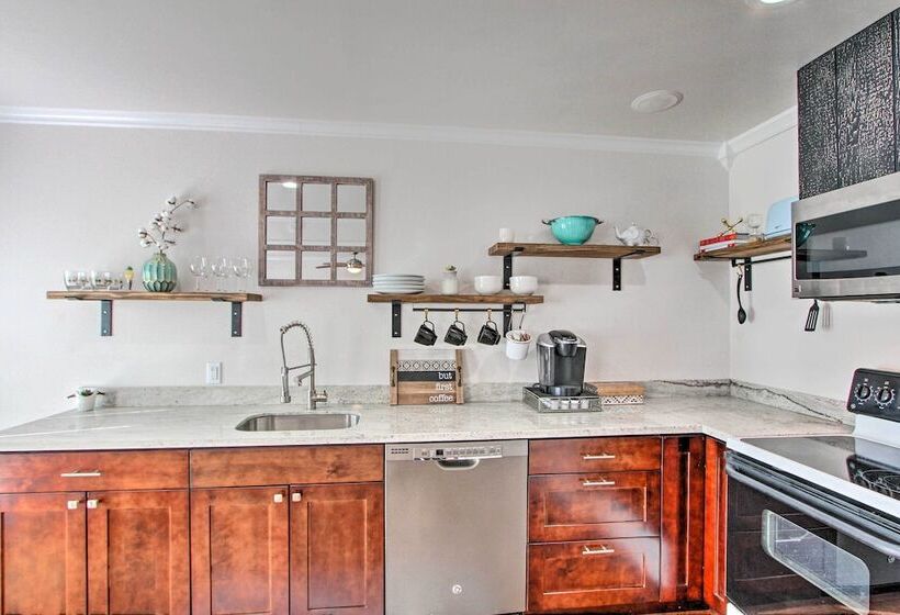 Convenient Burien Getaway: 12 Mi To Dtwn Sea!