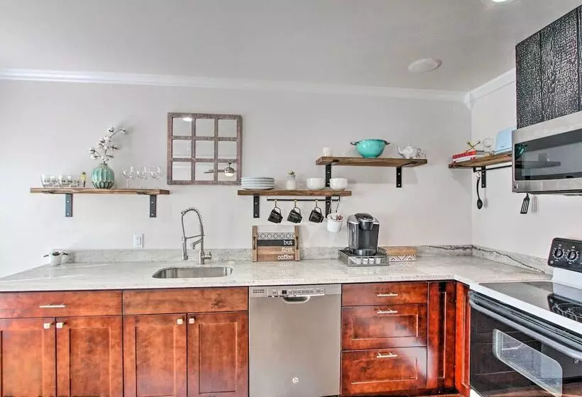 Convenient Burien Getaway: 12 Mi To Dtwn Sea!