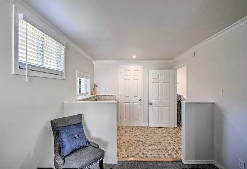 Convenient Burien Getaway: 12 Mi To Dtwn Sea!