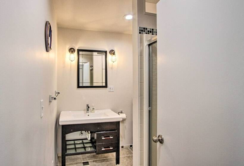 Convenient Burien Getaway: 12 Mi To Dtwn Sea!