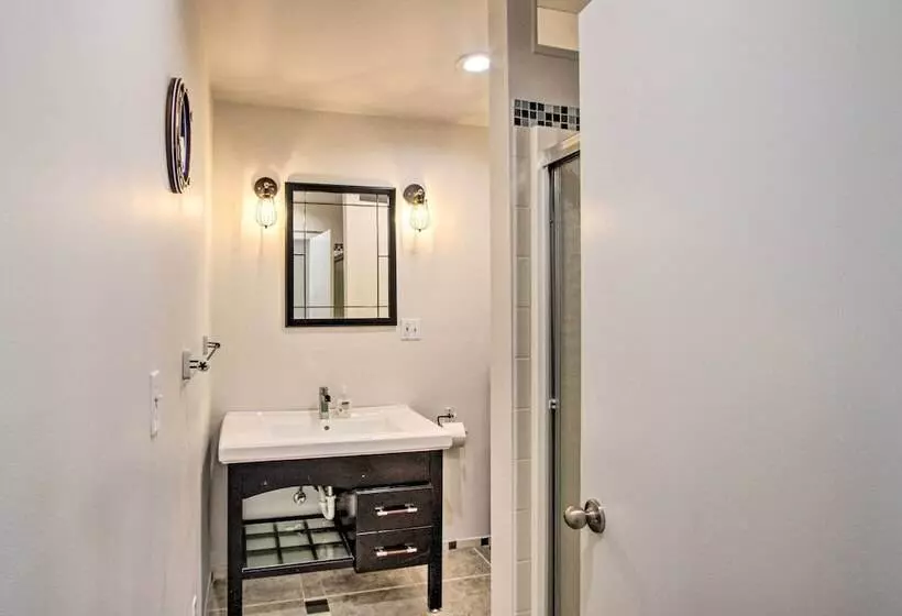 Convenient Burien Getaway: 12 Mi To Dtwn Sea!