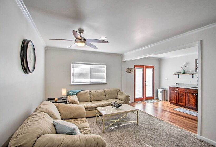 Convenient Burien Getaway: 12 Mi To Dtwn Sea!