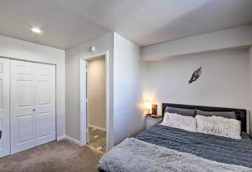 Convenient Burien Getaway: 12 Mi To Dtwn Sea!