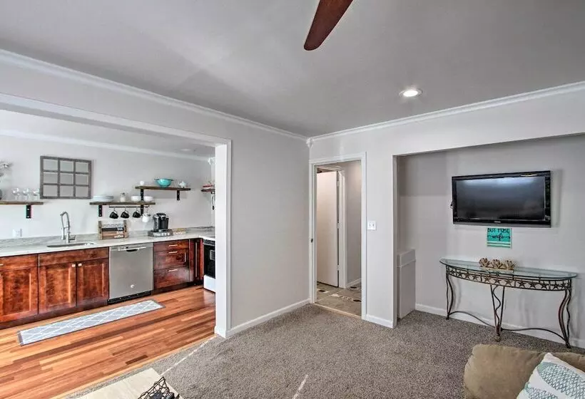 Convenient Burien Getaway: 12 Mi To Dtwn Sea!