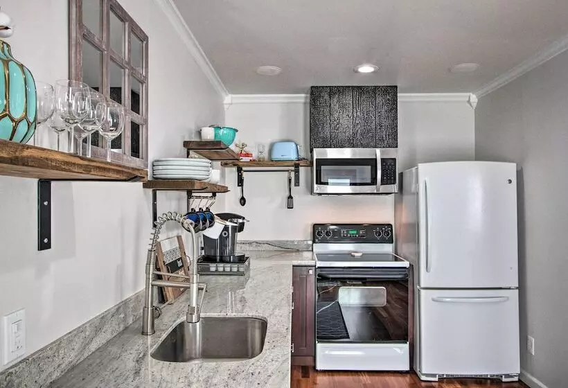 Convenient Burien Getaway: 12 Mi To Dtwn Sea!