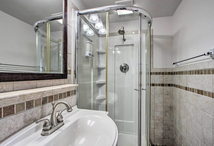 Convenient Burien Getaway: 12 Mi To Dtwn Sea!