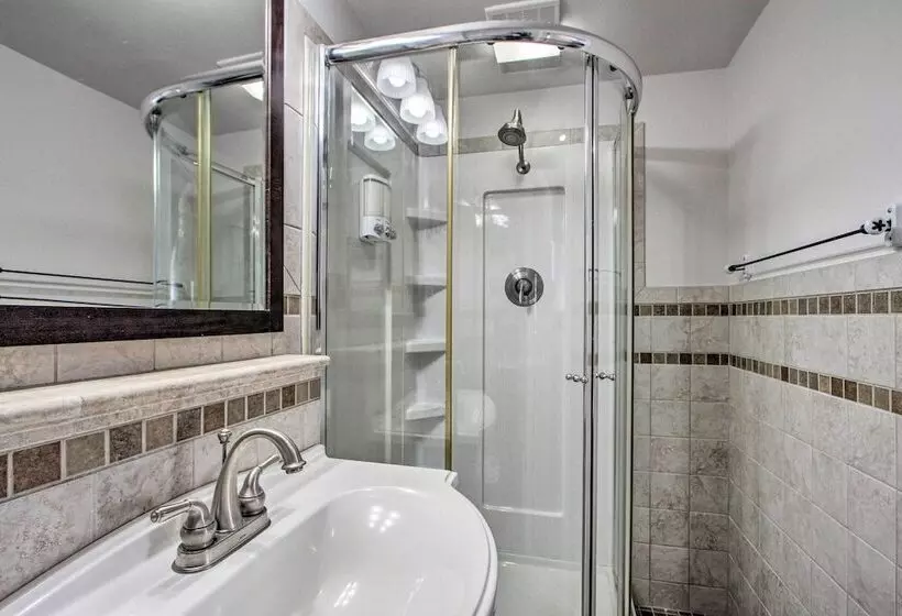 Convenient Burien Getaway: 12 Mi To Dtwn Sea!