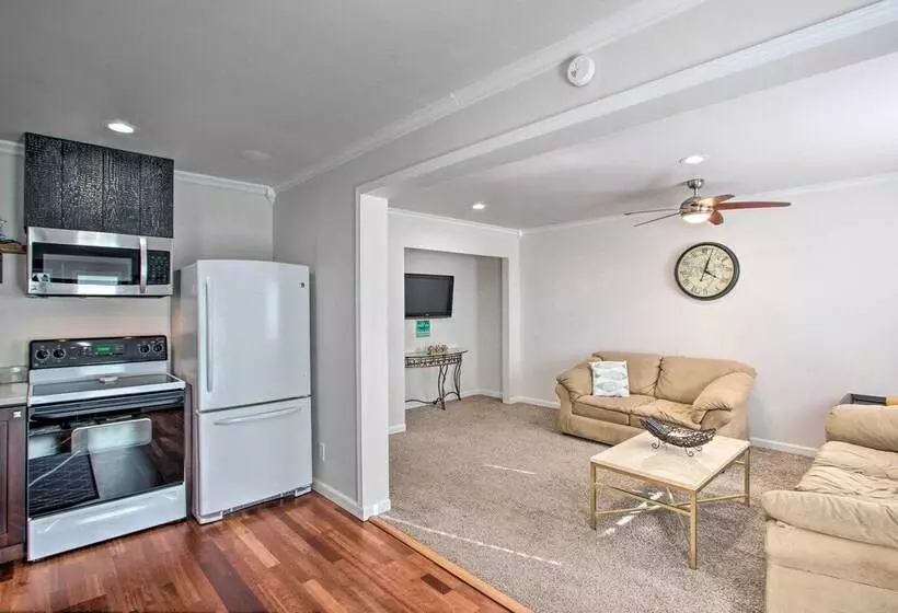 Convenient Burien Getaway: 12 Mi To Dtwn Sea!