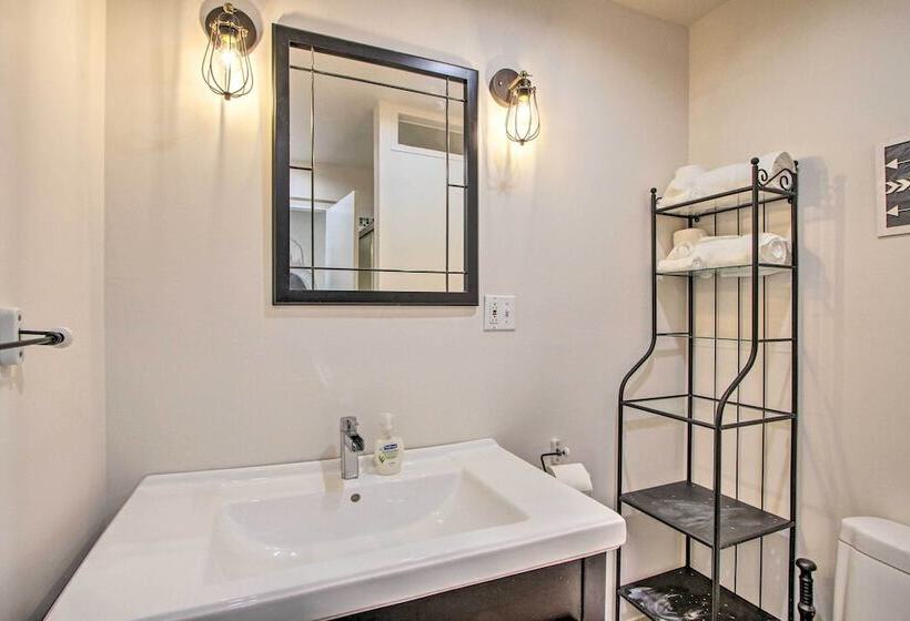 Convenient Burien Getaway: 12 Mi To Dtwn Sea!