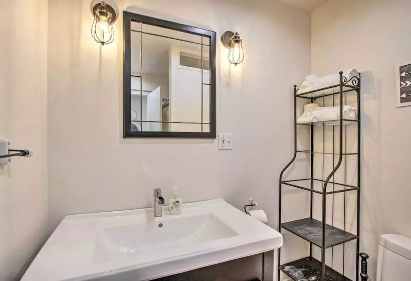 Convenient Burien Getaway: 12 Mi To Dtwn Sea!