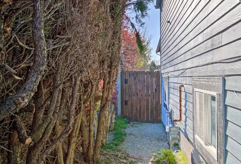 Convenient Burien Getaway: 12 Mi To Dtwn Sea!