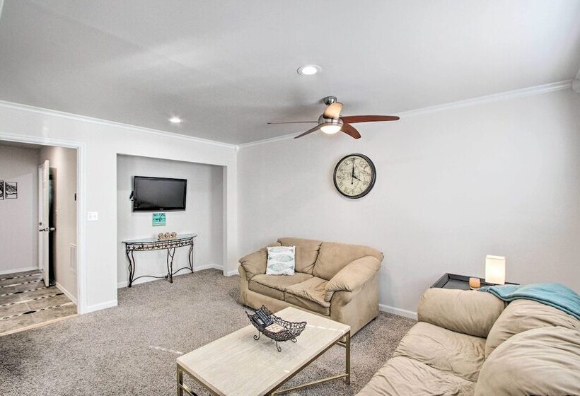 Convenient Burien Getaway: 12 Mi To Dtwn Sea!