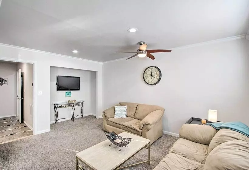 Convenient Burien Getaway: 12 Mi To Dtwn Sea!