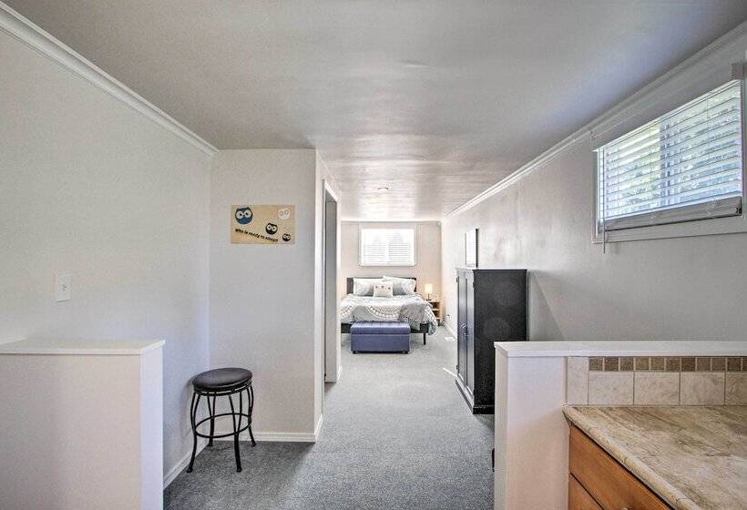 Convenient Burien Getaway: 12 Mi To Dtwn Sea!