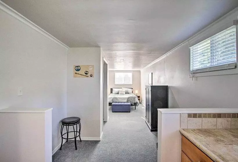 Convenient Burien Getaway: 12 Mi To Dtwn Sea!