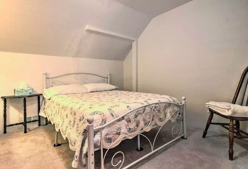 Cozy Augusta Cabin W/ Furnished Deck & Grill!