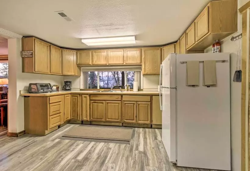 Cozy Augusta Cabin W/ Furnished Deck & Grill!