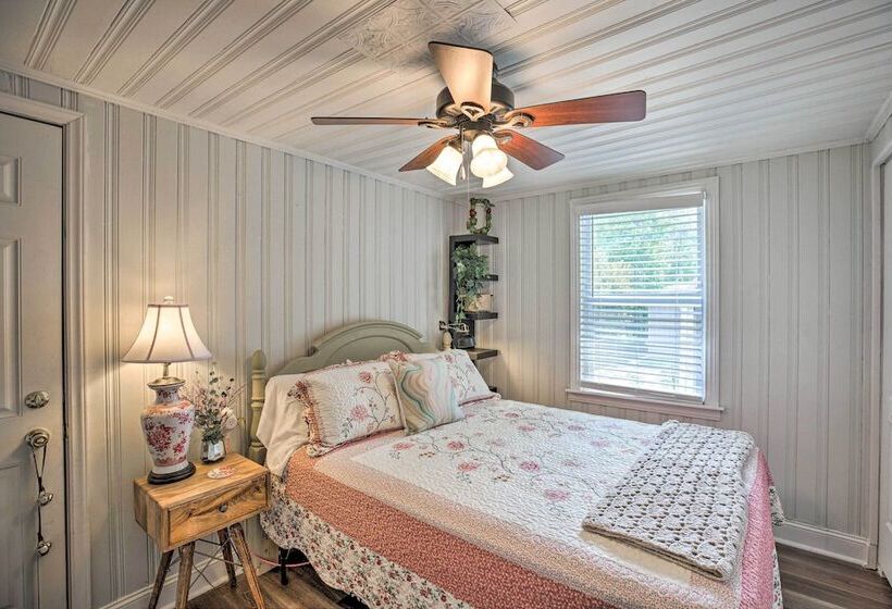 Cozy Pet Friendly Cottage: Walk To White Lake