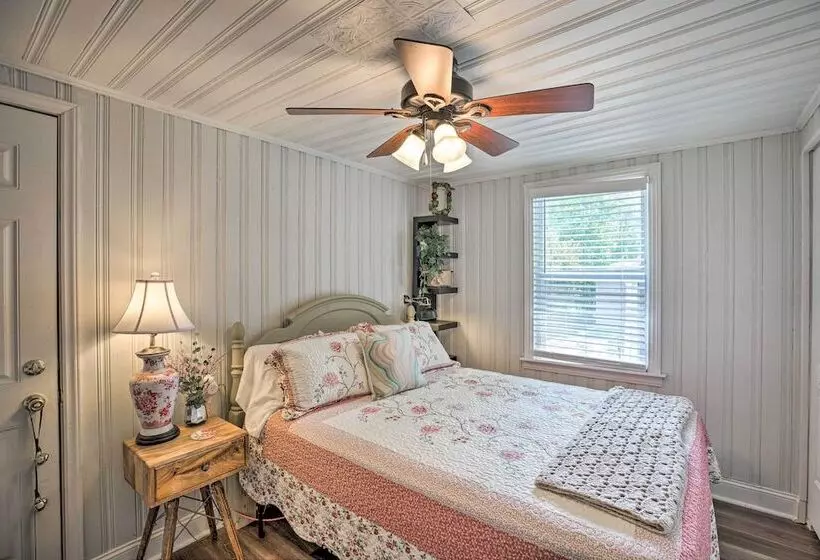 Cozy Pet Friendly Cottage: Walk To White Lake