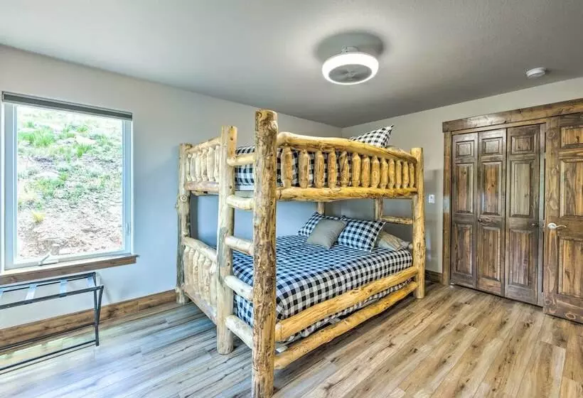 Hot Tub & Mtn View: Cripple Creek Retreat!