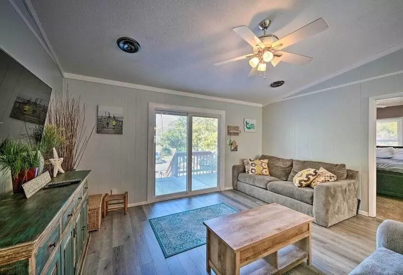 Emerald Isle Escape: Walk To Ocean