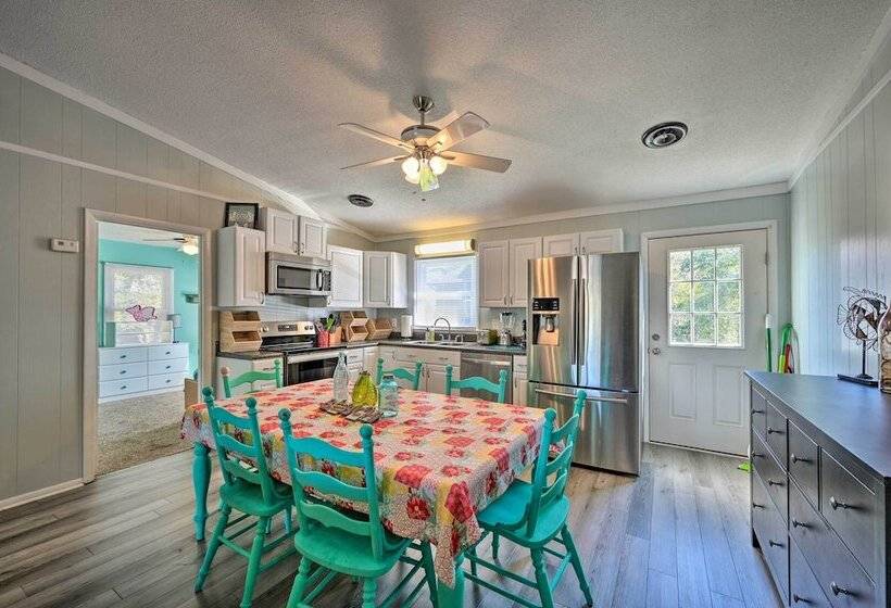 Emerald Isle Escape: Walk To Ocean