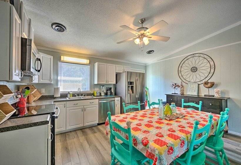 Emerald Isle Escape: Walk To Ocean