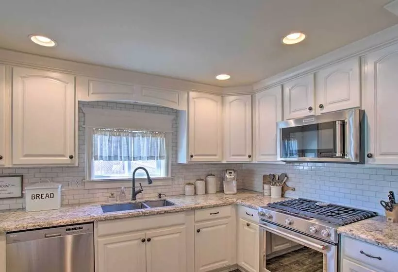 Gilbert Home W/ Fire Pit: Walk To Downtown!