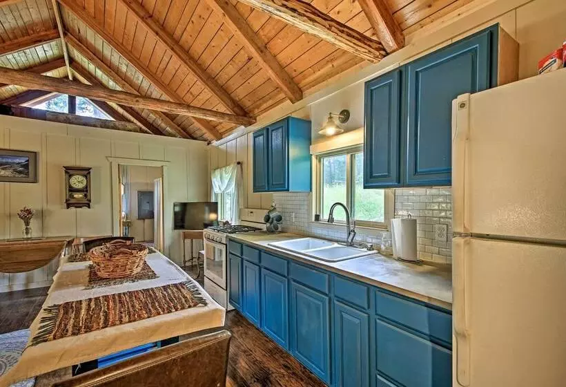 Hilltop Cabin Retreat By Lake Koocanusa!