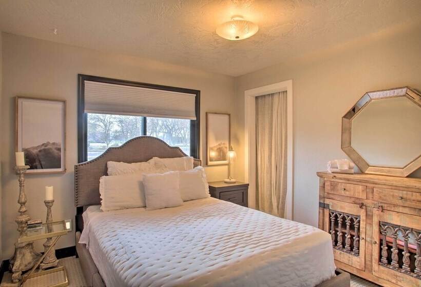 Home With Indoor Pool   1 Block To Liberty Lake!