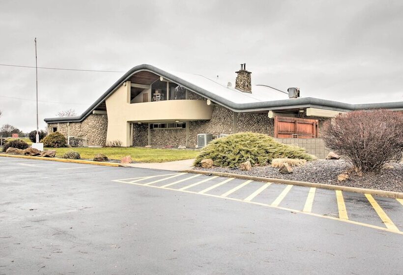 Home With Indoor Pool   1 Block To Liberty Lake!