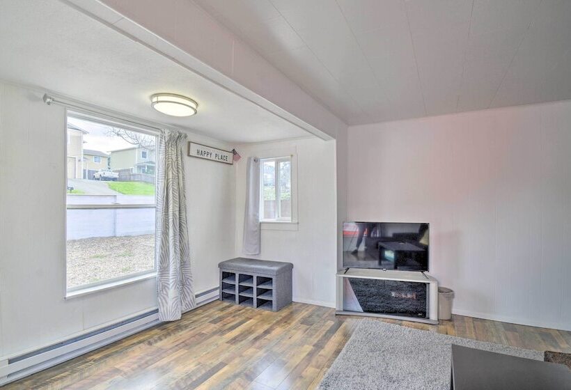 Inviting Bremerton Home Near Hiking & History