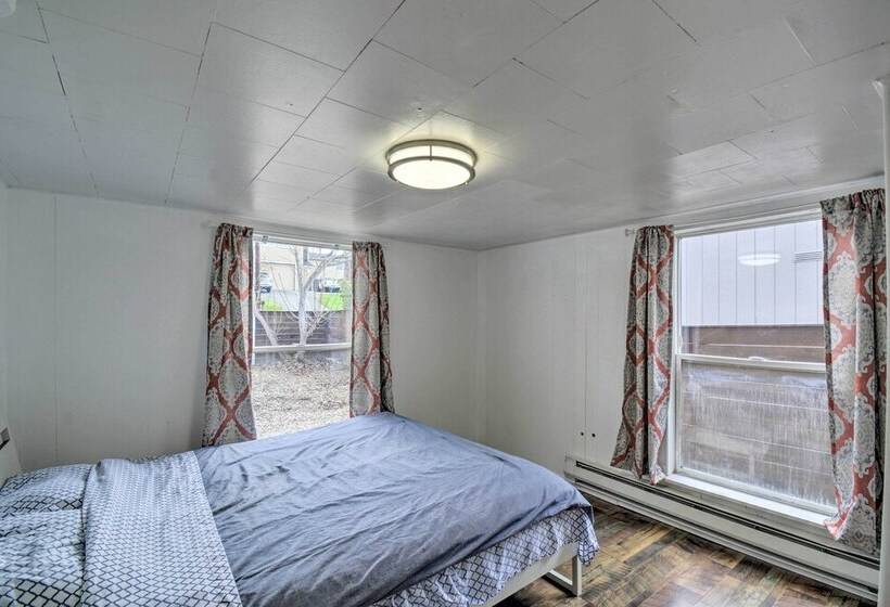 Inviting Bremerton Home Near Hiking & History