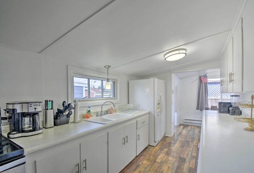 Inviting Bremerton Home Near Hiking & History