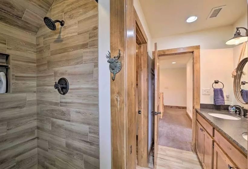 Lakefront Cedar Vale Lodge W/ Private Boat Dock!