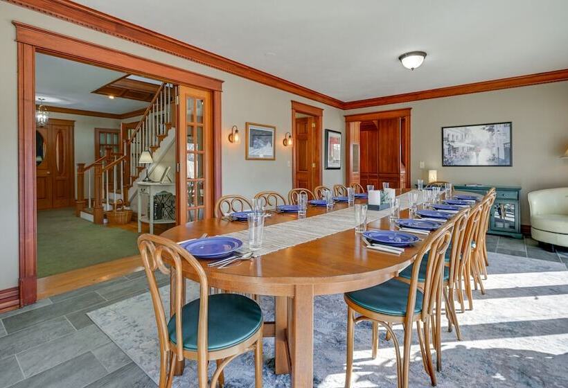 Large Home W/ Indoor Basketball Court + Game Room!