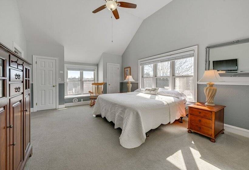 Large Home W/ Indoor Basketball Court + Game Room!