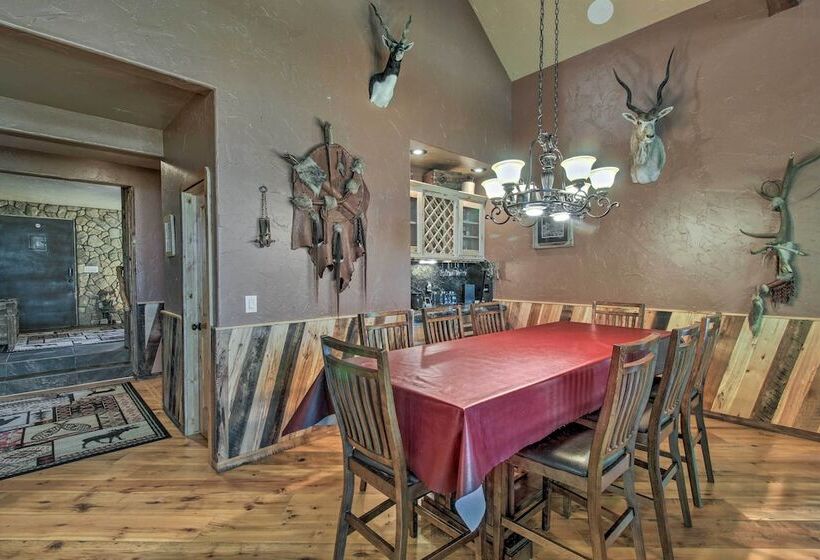 Outdoor Fireplace, Gas Grill: Luxe Heber Cabin!