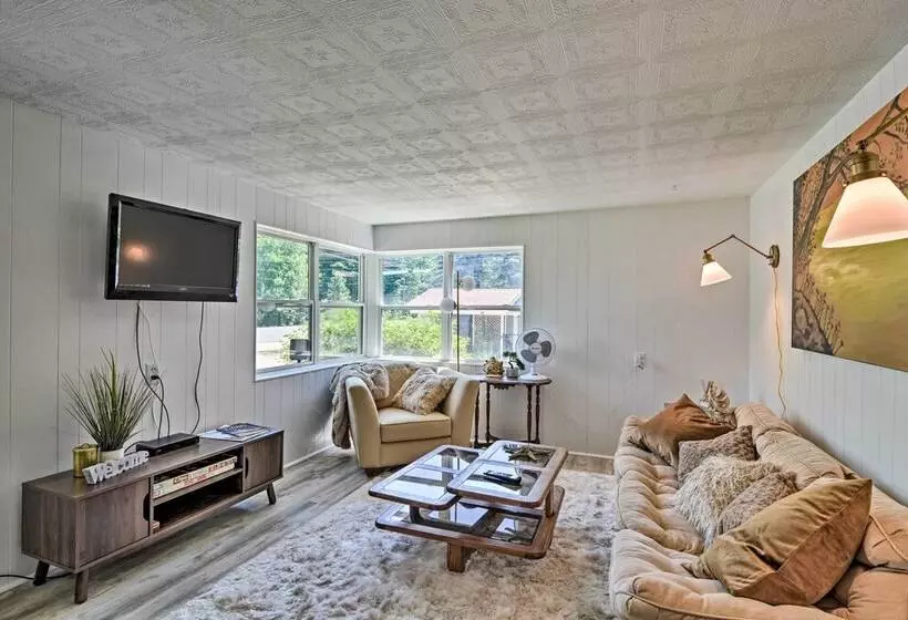 Stylish Dog Friendly Bungalow: Steps To Elk Lake