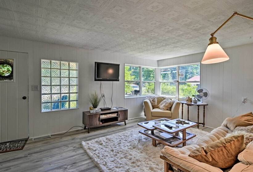 Stylish Dog Friendly Bungalow: Steps To Elk Lake