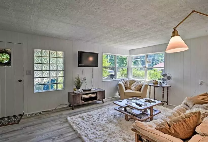 Stylish Dog Friendly Bungalow: Steps To Elk Lake