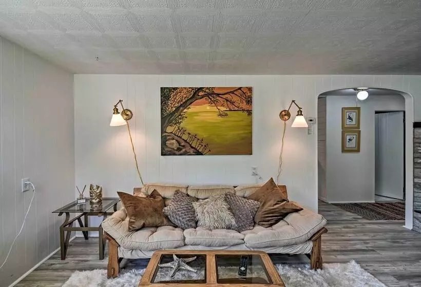 Stylish Dog Friendly Bungalow: Steps To Elk Lake