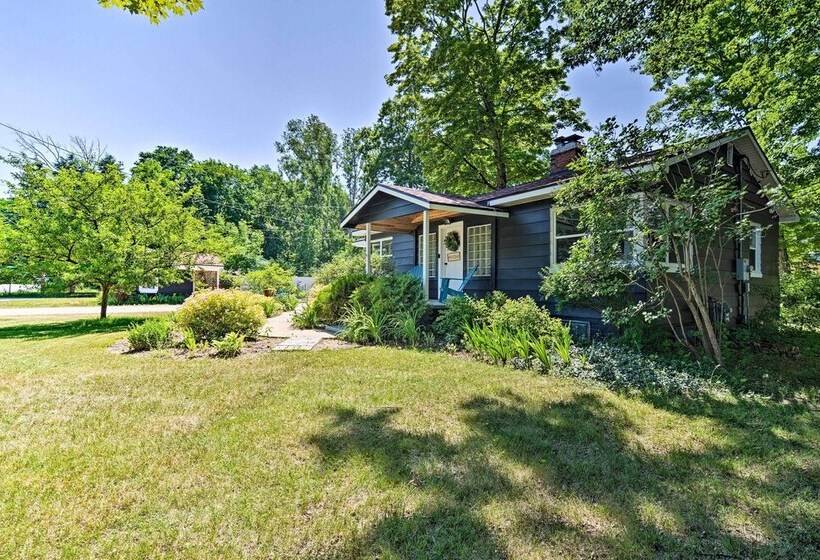 Stylish Dog Friendly Bungalow: Steps To Elk Lake