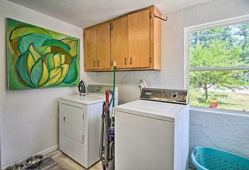 Stylish Dog Friendly Bungalow: Steps To Elk Lake