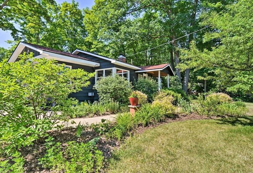 Stylish Dog Friendly Bungalow: Steps To Elk Lake