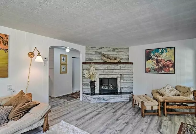 Stylish Dog Friendly Bungalow: Steps To Elk Lake