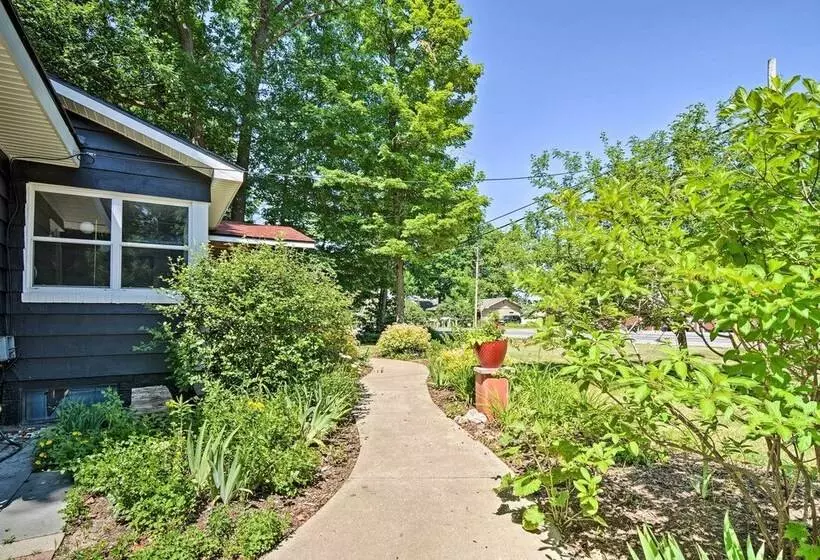 Stylish Dog Friendly Bungalow: Steps To Elk Lake