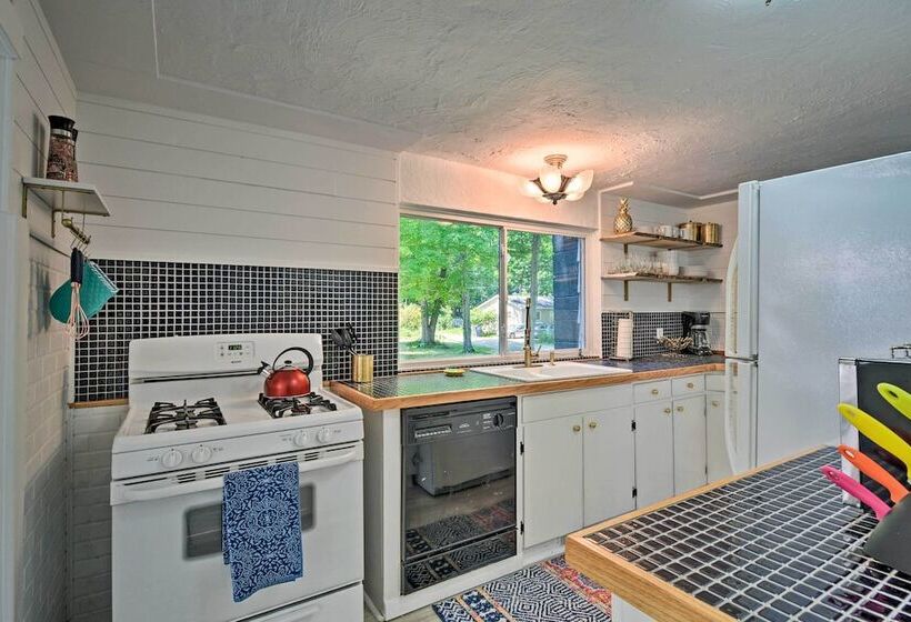 Stylish Dog Friendly Bungalow: Steps To Elk Lake