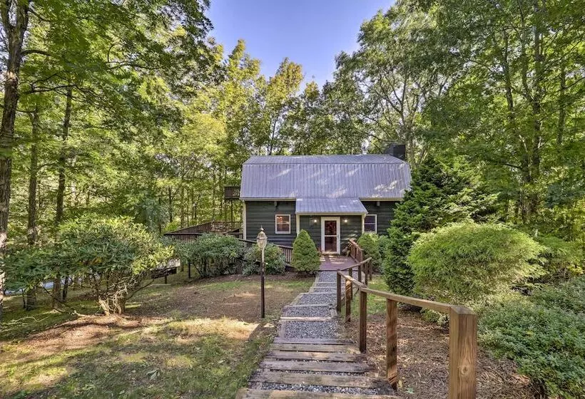 Peaceful Boone Cabin W/ Deck & Forest Views!